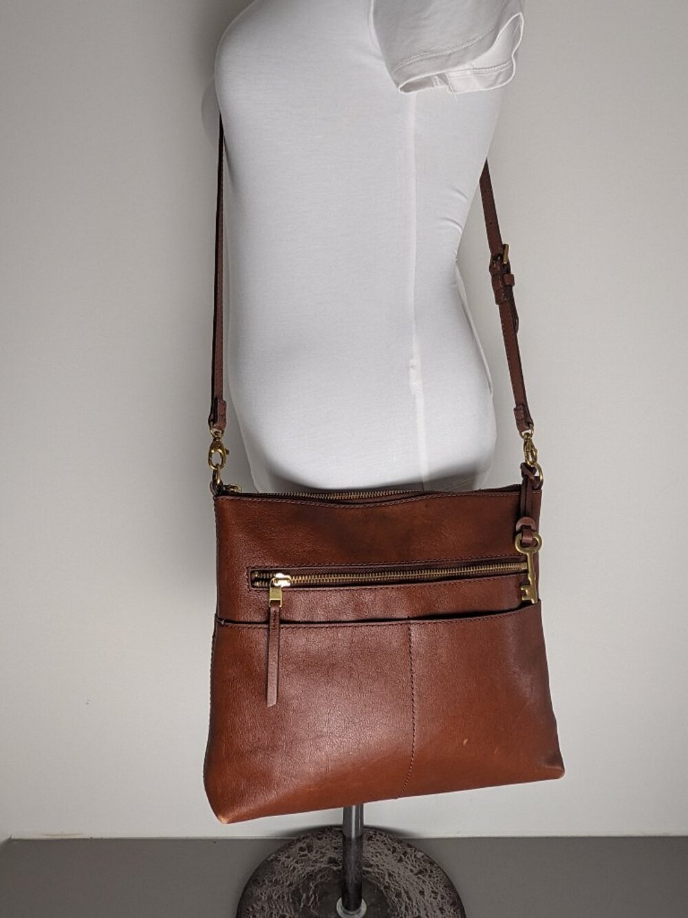 Fossil Vintage 1990's Camel Brown Leather Crossbody Bag Zip Closure Womens